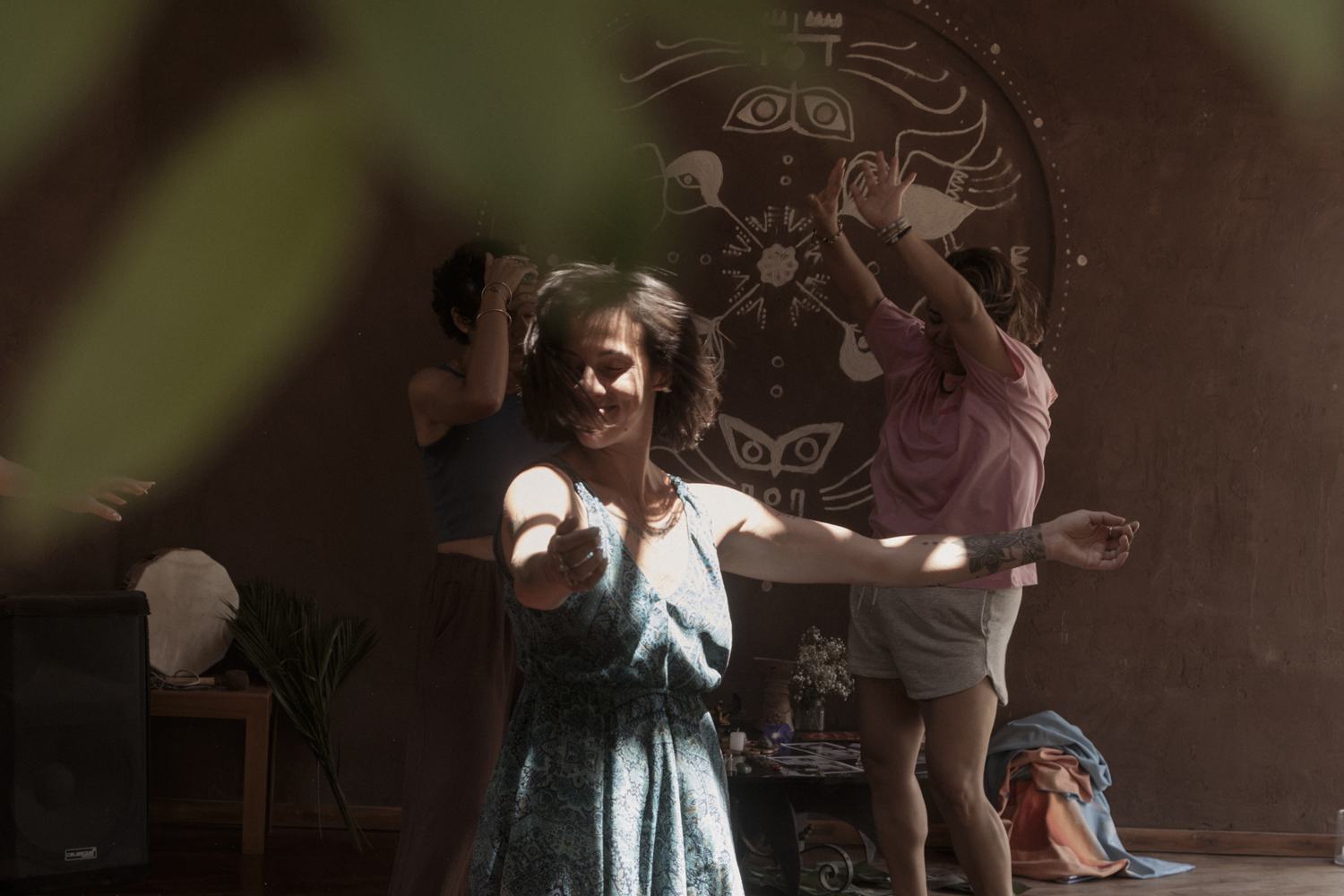 Mujeres danzando en círculo